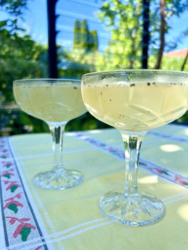 Bee's knees gin cocktail